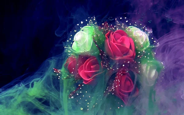 Buquê de rosas vermelhas e brancas em uma névoa verde e roxa . — Fotografia de Stock