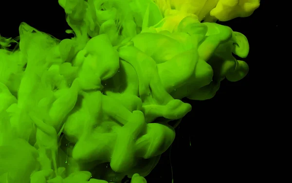 水に緑と黄色の水彩インク。要旨スタイリッシュなモデル — ストック写真