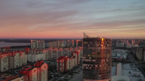 ロシアのサンクトペテルブルク 2020年1月18日 都市と超高層ビル大西洋都市の空中ビュー 早朝の夜明けに街を飛ぶ無人機 — ストック動画