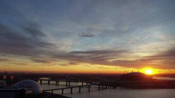 ロシアのサンクトペテルブルク 2020年1月18日 ゼニスアリーナとして知られる街とガスプロムアリーナスタジアムの空中展望 早朝の夜明けに街を飛ぶ無人機 — ストック動画