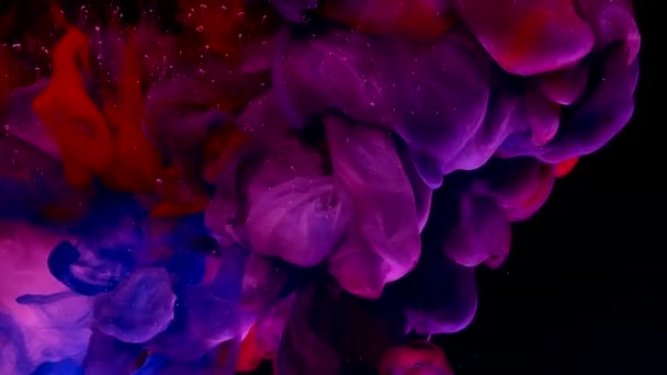 Fond élégant abstrait de l'espace moderne. Encre aquarelle blanche, bleue et rouge dans l'eau. Une puissante explosion de couleurs. Cool économiseur d'écran tendance .