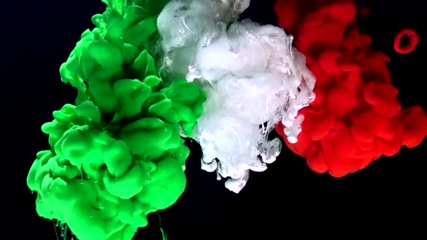 黒を基調としたカラーインクからイタリアの国旗 スタイリッシュな抽象的な現代的背景 赤の水彩水にインク 色の強力な爆発 クールなトレンドのスクリーンセーバー — ストック動画