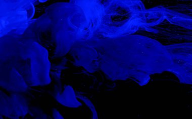 Renkli uzay arkaplanı. Suyun üstünde mavi suluboya mürekkep.