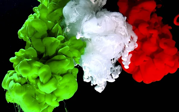 Vlajka Itálie z barevného inkoustu na černém pozadí. — Stock fotografie