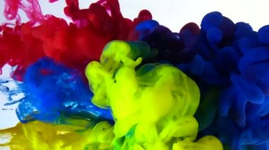 Beyaz arka planda renkli mürekkepten yapılmış Ermenistan bayrağı. Suda kırmızı, mavi ve sarı suluboya mürekkep. Soyut modern arka plan çok şık. Renklerin güçlü bir patlaması. Havalı trend ekran koruyucu.