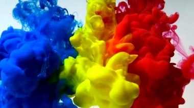 Romanya bayrağı beyaz arka planda renkli mürekkepten yapılmıştır. Suda mavi, sarı ve kırmızı suluboya mürekkep. Soyut modern arka plan çok şık. Renklerin güçlü bir patlaması. Havalı trend ekran koruyucu.