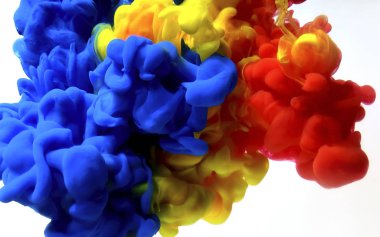 Romanya bayrağı beyaz arkaplanda renkli mürekkepten yapıldı. 