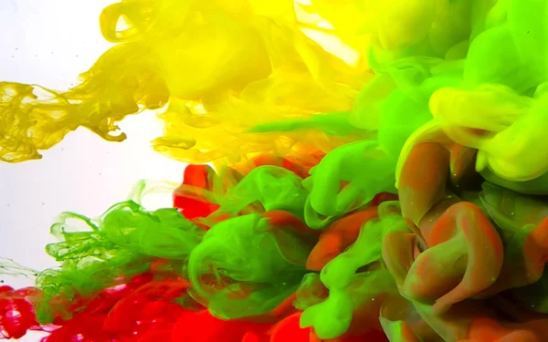 Verde, amarillo y rojo tinta acuarela en agua. Fondo moderno abstracto con estilo . —  Fotos de Stock
