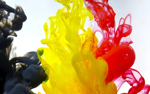 Bandera de Bélgica de tinta de color sobre fondo blanco . — Foto de Stock