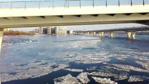 Passa Por Baixo Ponte Vista Aérea Rio Neva Inverno Voo — Vídeo de Stock