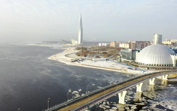 Widok z lotu ptaka na centrum Nevy, drogi ekspresowej i wieżowca Lakhta — Zdjęcie stockowe
