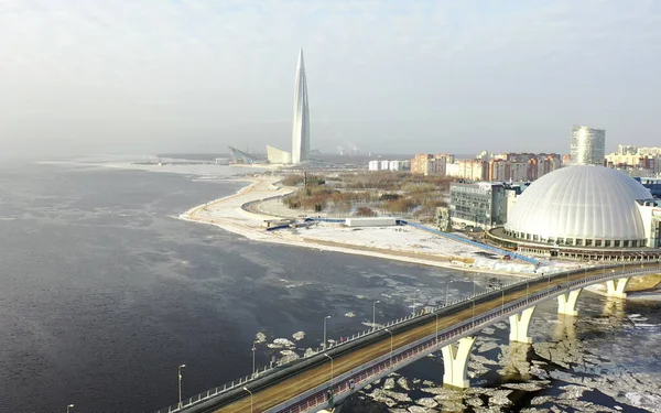 Letecký pohled na Nevu, rychlostní a mrakodrap Lakhta centrum — Stock fotografie