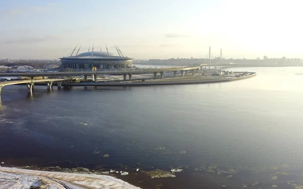 Let dronem nad městem po ránu. Letecký pohled na město a stadion Gazprom Arena — Stock fotografie