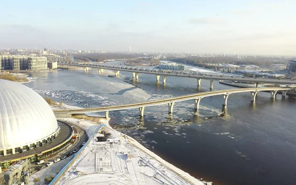Letecký pohled na vodní park Peterland, město a stadion Gazprom Arena. — Stock fotografie