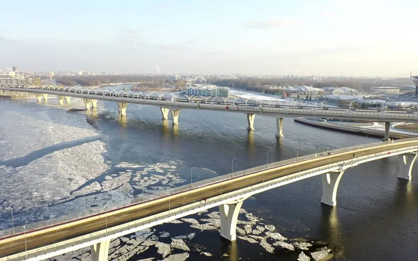 Flygfoto över vintern Neva. Drönarflyg över staden — Stockfoto