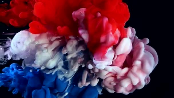 Drapeau luxembourgeois en encre de couleur sur fond noir. Encre aquarelle rouge, blanche et bleue dans l'eau. Espace abstrait fond moderne. Une puissante explosion de couleurs. Cool économiseur d'écran tendance .