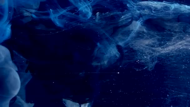 濃い青の背景に水にアクリルインク 色空間魔法の背景 デジタル文字列行列 抽象的な背景 クールなトレンドのスクリーンセーバー — ストック動画