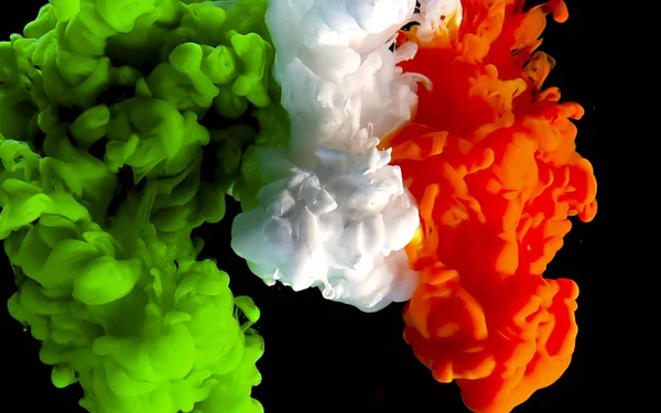 Irská vlajka z barevného inkoustu na černém pozadí. Zelená, — Stock fotografie