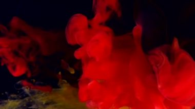 Siyah arkaplanda renkli mürekkepten yapılmış Alman bayrağı. Suda siyah, sarı ve kırmızı suluboya mürekkep. Soyut arkaplan. Renklerin güçlü bir patlaması. Moda trend ekran koruyucusu.