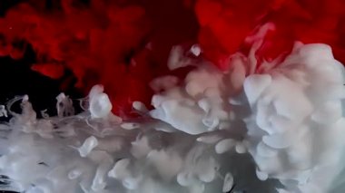Siyah arka planda renkli mürekkepten yapılmış Endonezya bayrağı. Suda kırmızı ve beyaz suluboya mürekkep. Soyut arkaplan. Renklerin güçlü bir patlaması. Moda trend ekran koruyucusu.