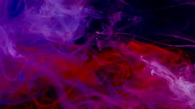 Siyah zemin üzerinde mavi, kırmızı ve beyaz suluboya mürekkep. Soyut alan arkaplanı. Havalı trend ekran koruyucu.