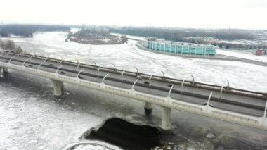 Kışın otobanın havadan görünüşü. Donmuş Neva Nehri, buzla kaplı. Sabahları şehir manzarası. Şehrin üzerinde İHA uçuşu.