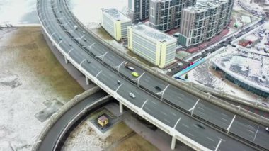 Şehrin uyuma alanının havadan görüntüsü, evdeki ve otobandaki. Şehrin üzerinde İHA uçuşu.