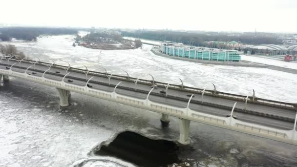 冬季公路的空中景观 冰冻的涅瓦河被冰覆盖着早上的城市景观 无人机飞越城市上空 — 图库视频影像