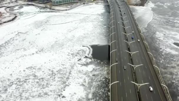 Luftaufnahme Der Autobahn Winter Die Zugefrorene Newa Mit Eis Bedeckt — Stockvideo