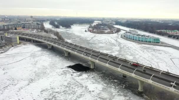 Widok Lotu Ptaka Autostradę Zimą Zamarznięta Rzeka Neva Pokryta Lodem — Wideo stockowe