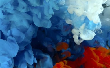 Rusya bayrağı siyah arka planda renkli mürekkepten yapılmış. Suda beyaz, mavi ve kırmızı suluboya mürekkep. Renklerin güçlü bir patlaması. Moda trend ekran koruyucusu.