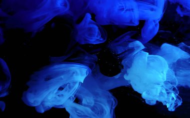 Siyah arka planda suda mavi suluboya mürekkep. Renkli uzay arkaplanı. Soyut arkaplan. Moda trend ekran koruyucusu.