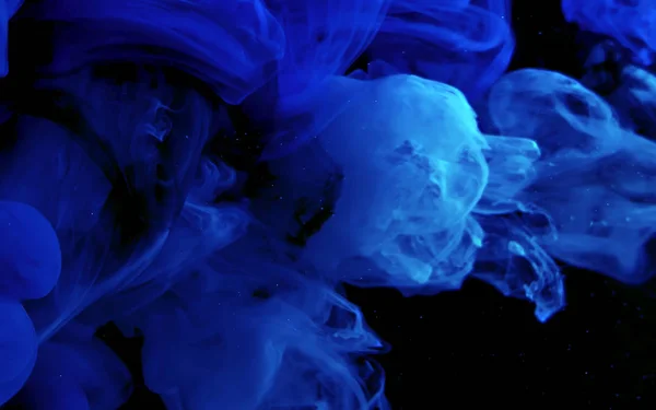 黒い背景の上に水に青い水彩インク 色空間の背景 抽象的な背景 流行のスクリーンセーバー — ストック写真