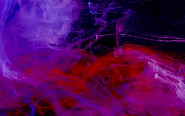 黒の背景に水の中に緋色の水彩インク 色空間の背景 抽象的な背景 流行のスクリーンセーバー — ストック写真