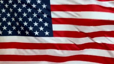 Rüzgarda dalgalanan Amerikan bayrağı. Amerikan bayrağı yakın plan. Rüzgar sağdan sola esiyor. Haber, film ve daha fazlası için arkaplan.