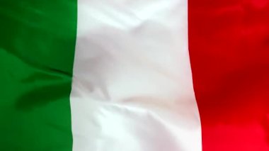 Yakından esen rüzgarda sallanan İtalya bayrağı. Rüzgar sağdan sola esiyor. Haber, film ve daha fazlası için arkaplan.