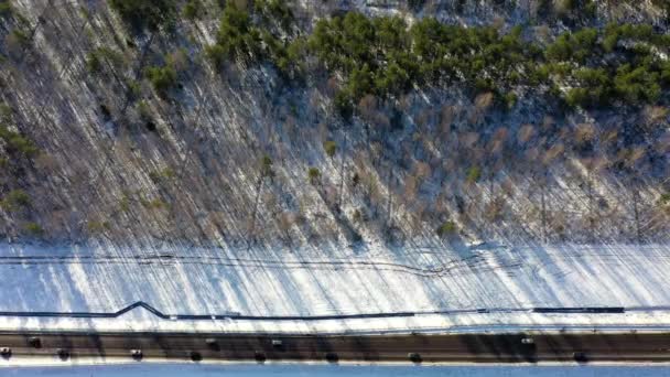 Bela Vista Aérea Cima Uma Pista Inverno Com Carros Condução — Vídeo de Stock