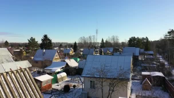Country houses in the Russian village on a sunny winter day. Drone flight over the village. — Stock Footage Country Houses Russian Village Sunny Winter Day Drone Flight Village Stock Video