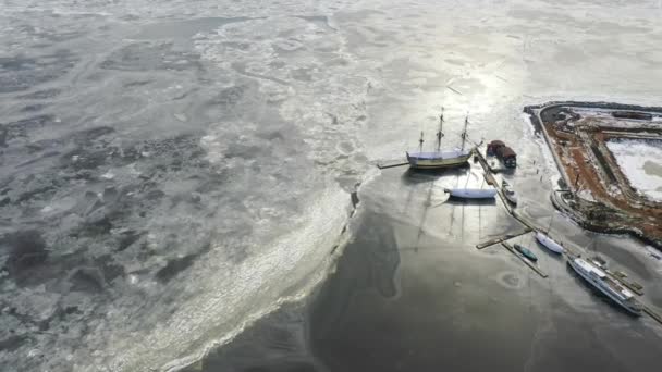 Повітряний Вид Корабель Крижаній Фінській Затоці Політ Дронів Над Містом — стокове відео