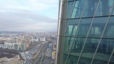 St. Petersburg, Rusya - 2 Mart 2020: Lakhta Merkez gökdelenine yakın çekim. Gazprom karargahı. Şehrin üzerinde İHA uçuşu. Avrupa 'nın en yüksek binası..