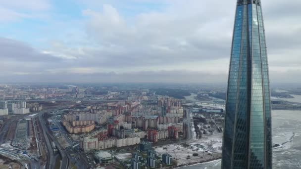ロシアのサンクトペテルブルク 2020年3月2日 都市と超高層ビルラフタ中心部の空中ビュー ガスプロム本部 ドローンが街を飛び回る ヨーロッパで最も高い建物 — ストック動画