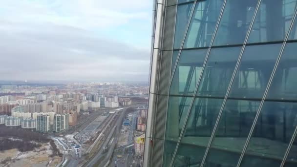 ロシアのサンクトペテルブルク 2020年3月2日 ラフタセンターの超高層ビルの空中ビューのクローズアップ ガスプロム本部 ドローンが街を飛び回る ヨーロッパで最も高い建物 — ストック動画