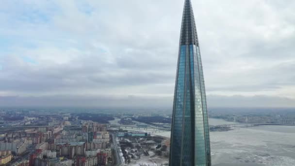 ロシアのサンクトペテルブルク 2020年3月2日 都市と超高層ビルラフタ中心部の空中ビュー ガスプロム本部 ドローンが街を飛び回る ヨーロッパで最も高い建物 — ストック動画