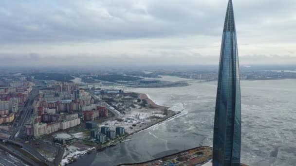 俄罗斯圣彼得堡 2020年3月2日 城市和拉赫塔中心摩天大楼的空中景观 Gazprom总部无人机在城市上空飞行欧洲最高的建筑 — 图库视频影像
