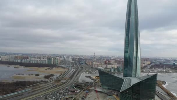 ロシアのサンクトペテルブルク 2020年3月2日 超高層ビルラクタセンターと建設クレーンの空中ビュー ガスプロム本部 ドローンが街を飛び回る ヨーロッパで最も高い建物 — ストック動画