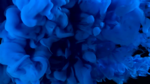 Blauwe Aquarelinkt Water Een Zwarte Achtergrond Blauwe Abstracte Achtergrond Cool — Stockvideo