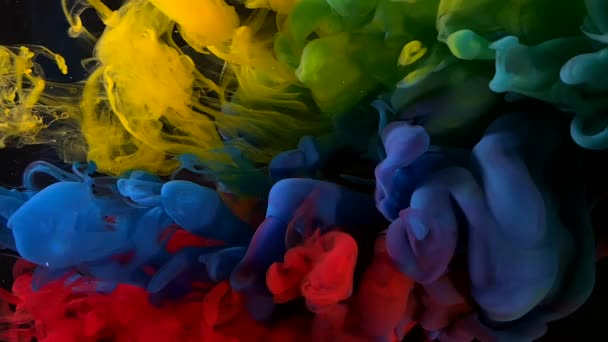 Gelbe Blaue Und Rote Aquarellfarbe Wasser Auf Schwarzem Hintergrund Kolumbien — Stockvideo