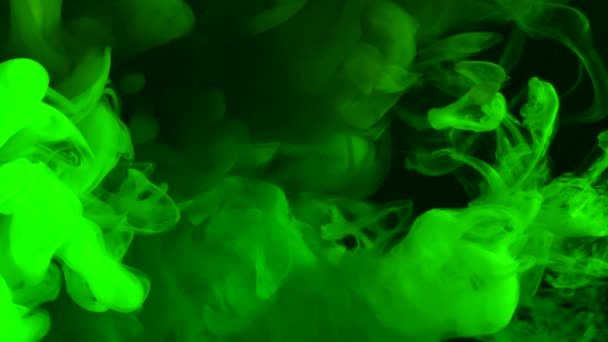 绿色水彩油墨在黑色底色的水中 神奇的空间背景 绿色的抽象背景 凉爽的趋势屏幕保护程序 — 图库视频影像