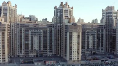 St. Petersburg 'un kıyı bölgesindeki evlerden panorama. Havacılık şehri manzarası. Sabahın erken saatlerinde İHA uçuşu.
