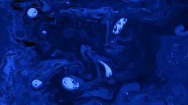 Suda yağlı mavi suluboya mürekkep. Gelecekçi trend geçmişi. Gezegenler, evren ve evren. Soyut arkaplan. Havalı trend ekran koruyucu.